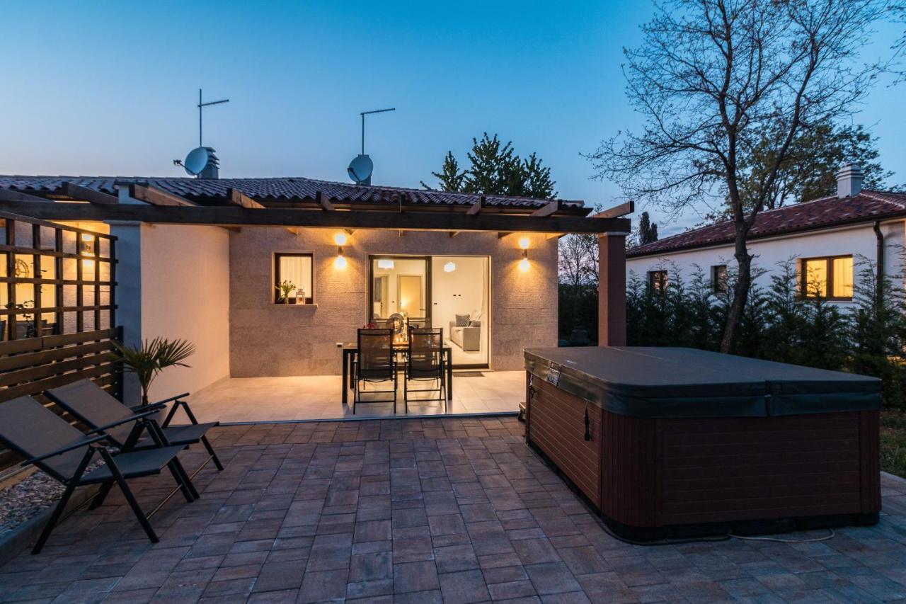Apartmani Noa I Natali Kaldanija ภายนอก รูปภาพ