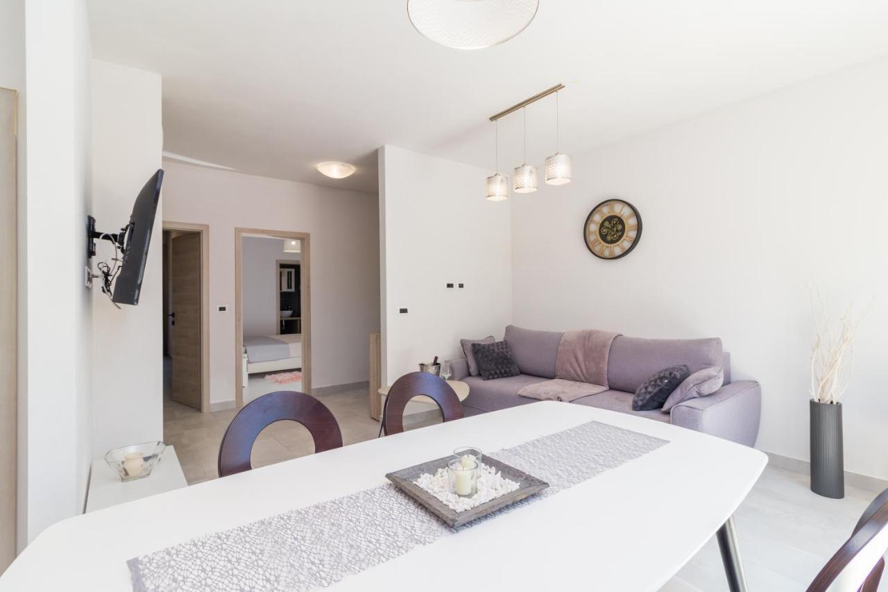 Apartmani Noa I Natali Kaldanija ภายนอก รูปภาพ