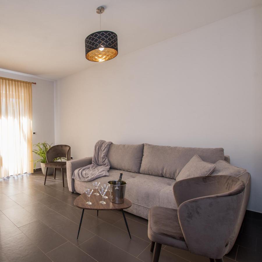 Apartmani Noa I Natali Kaldanija ภายนอก รูปภาพ