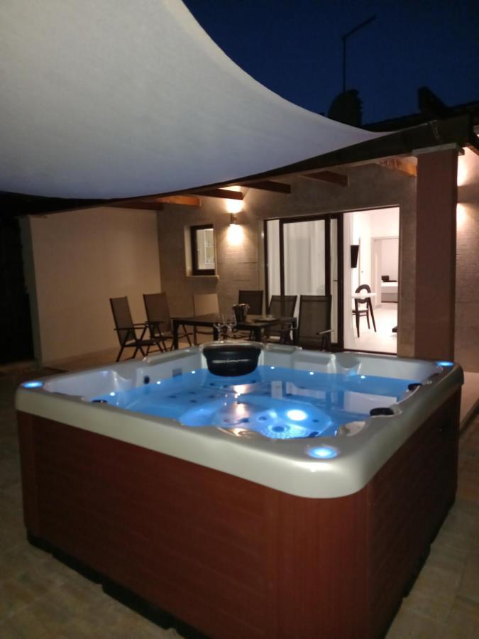 Apartmani Noa I Natali Kaldanija ภายนอก รูปภาพ
